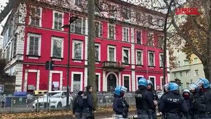 Torino, perquisizioni al centro Askatasuna: la polizia schierata davanti al centro sociale