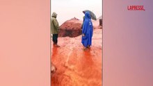 Iran: piove sull'isola di Hormuz, l'acqua del mare si colora di rosso