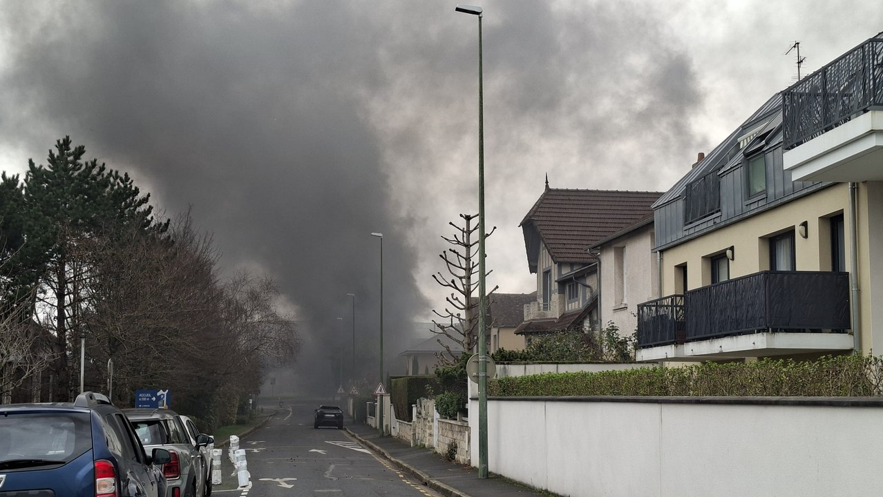 Énorme fumée noire à Caen : des agriculteurs en colère