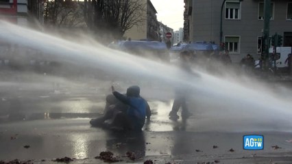 Torino, idranti in azione per disperdere il presidio davanti ad Askatasuna
