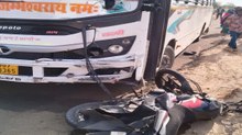 Video: तेज रफ्तार से बस ने बाइक को मारी टक्कर ...50 मीटर तक घसीटा, युवक की मौत