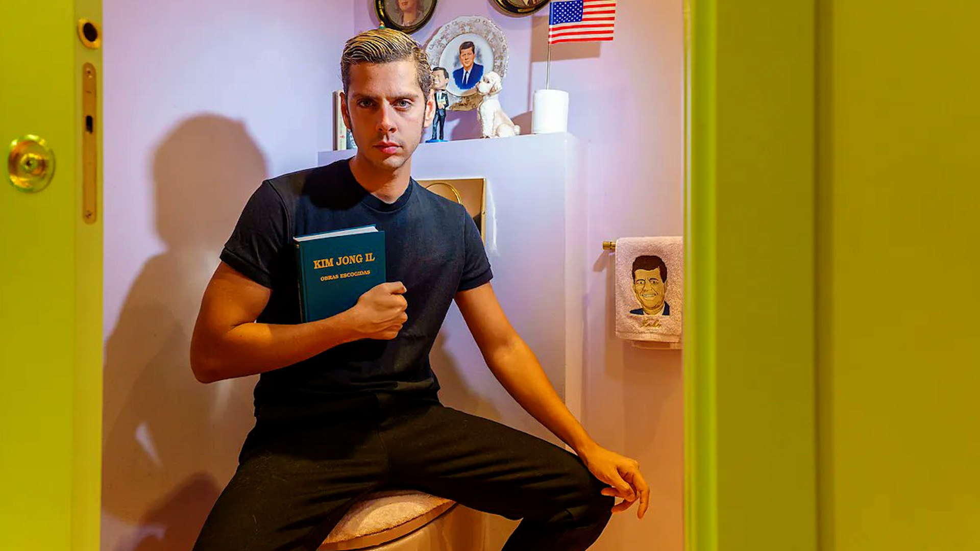 El actor y director de cine Eduardo Casanova ha utilizado su cuenta de Instagram y sus redes sociales para anunciar p�blicamente que padece VIH. Este anuncio vino acompa�ado del adelanto de un documental sobre su vida, dirigido por el periodista Jordi �vole y producido por Producciones del Barrio, la empresa de �vole, junto con Atresmedia. Casanova enfatiz� que su decisi�n de compartir esta realidad es personal y busca ayudar a otras personas que sufren el estigma.
Al hacer el anuncio, el cineasta destac� la valent�a necesaria para abordar la infecci�n, un silencio que ha mantenido durante a�os.
"Hoy rompo este silencio tan desagradable y doloroso despu�s de much�simos a�os. Un silencio que guardamos y sufrimos much�simas de las personas con VIH. Lo hago CUANDO YO QUIERO. CUANDO YO PUEDO. LO HAGO POR M�, pero deseo que esto pueda ayudar a m�s gente. Lo hago a mi manera, a trav�s del cine, que es mi forma de comunicarme", asegur� Casanova en su publicaci�n.
Casanova hace hincapi� en la necesidad de dignidad al visibilizar la realidad de la enfermedad. Denuncia que cerca del 80% de las personas con VIH no comparten su infecci�n debido a "un estigma que nos condena al rechazo sistem�tico y m�s injusto del mundo". El director lamenta la persistencia de los prejuicios, se�alando que la serofobia sigue siendo un problema grave. "Existe todav�a una gran serofobia, pese a que la medicina ha avanzado mucho. La serofobia y el estigma social que hay con el VIH es el mismo que hab�a pr�cticamente cuando empez� la pandemia", afirm�.
Este tema no es ajeno a su filmograf�a, ya que Casanova abord� recientemente el VIH en su serie Silencio, reci�n estrenada en Movistar Plus. En este trabajo, el cineasta explora la vida de unas vampiras &mdash;interpretadas por Mar�a Le�n, Luc�a Diez, Leticia Dolera y Ana Polvorosa&mdash;, situ�ndolas en el contexto de dos pandemias: la peste bub�nica en la Edad Media y la del Sida a finales del siglo XX. Su intenci�n fue crear empat�a por la vida condenada al silencio y los m�rgenes.
El documental, que no es un programa de televisi�n, se ha grabado en los �ltimos meses y est� previsto que se estrene en las salas de cine en 2026. Aunque a�n no se conocen muchos detalles, Casanova concluy� con optimismo: "Pese al miedo y la incertidumbre, hoy me siento profundamente feliz", a�adiendo que "Ya habr� tiempo para explicar m�s cosas".