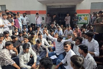 फीस बढोतरी का विरोध, छात्रों ने दिया धरना