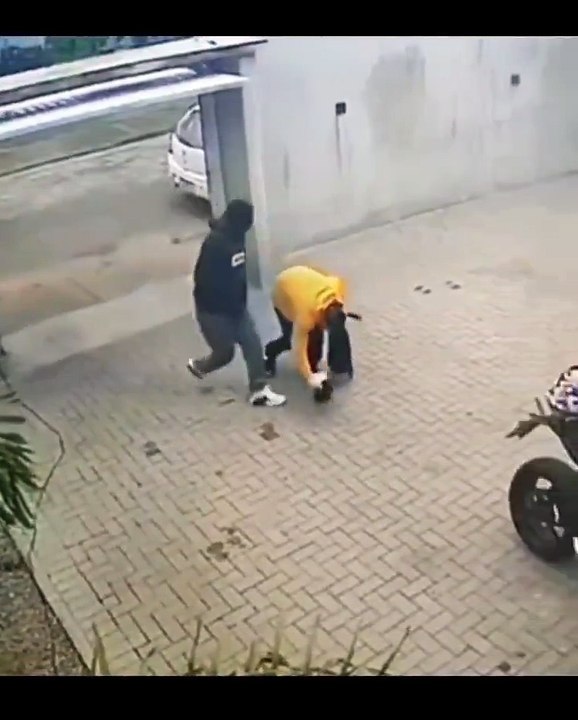 Mujer dispara a ladrones que asaltaban a su esposo