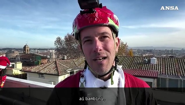 Babbi Natale si calano dal tetto dell'ospedale pediatrico Bambino Gesu'