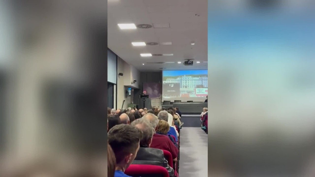 Il video della protesta dei dipendenti dell’ospedale di Padre Pio: fischi e striscioni durante gli auguri di Natale