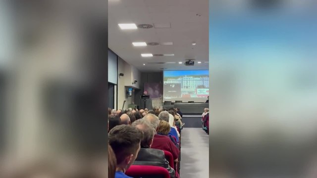 Il video della protesta dei dipendenti dell’ospedale di Padre Pio: fischi e striscioni durante gli auguri di Natale