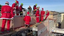 Babbi Natale si calano davanti al Bambino Gesù per i piccoli pazienti