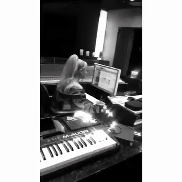 Ariana Grande Confirms She's Back In The Studio & Fans Freak Out About Possible New Music
