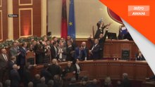 Parlimen Albania kecoh, speaker disimbah air