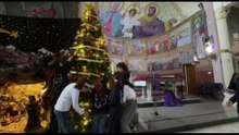 A Gaza i bambini palestinesi decorano l'albero di Natale