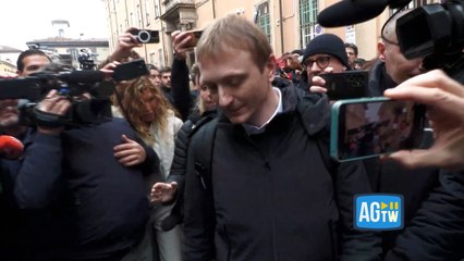 Ressa all’uscita di Alberto Stasi dal tribunale: inseguito per una dichiarazione