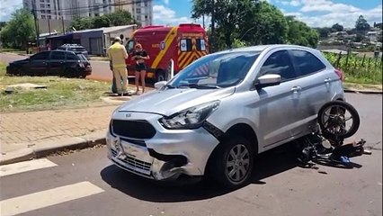 Jovem de moto vai parar debaixo de Ka e quebra a perna em cruzamento no Santa Cruz