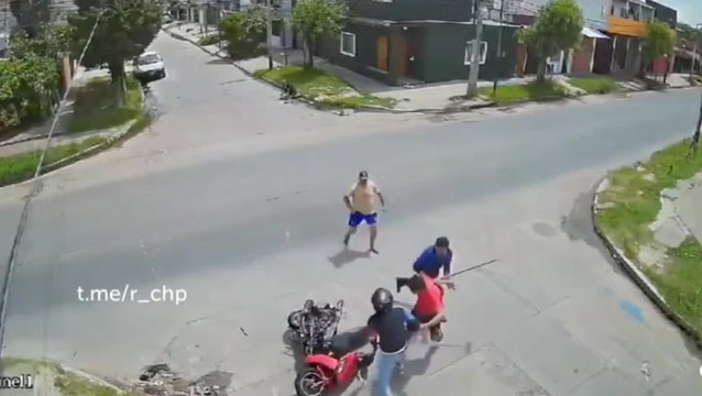 Attempted purse snatching goes very, very wrong for hapless thieves in Argentina