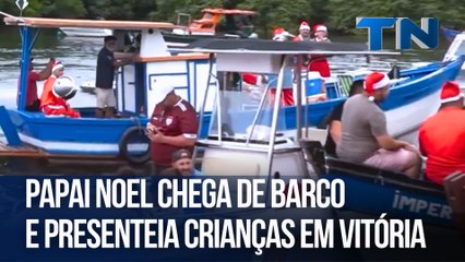 Papai Noel chega de barco e presenteia crianças em Vitória