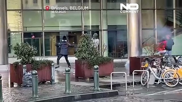 Agricultores confrontam polícia junto ao Parlamento Europeu em Bruxelas