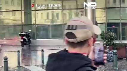 Συμπλοκές αγροτών με την αστυνομία κοντά στο Ευρωπαϊκό Κοινοβούλιο στις Βρυξέλλες