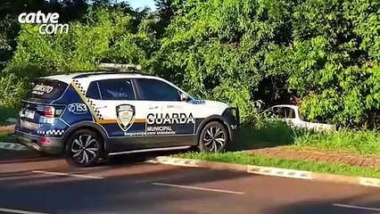 Carro vai parar em mata após fazer curva em Toledo