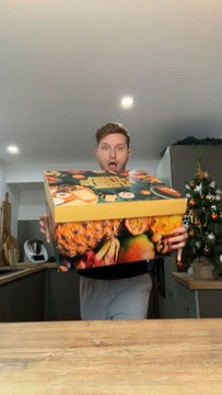 Colis XXL de fin d’année Grand Frais 😱✨Plein de gourmandises à l’intérieur qu’on va découvrir dans cette vidéo 🎉✨Saumon, Saint-Jacques, fromage de chèvre au chocolat, ananas, mangue ou encore gambas… il y en a pour tous les goûts 😍🔥