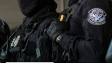 Agentes persiguen a mujer en EU