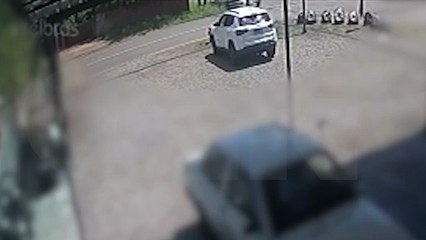 Câmera de segurança registra acidente entre ciclista e Jeep no Bairro Neva, em Cascavel