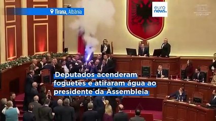 Deputados albaneses do partido da oposição acendem granadas de fumo no Parlamento