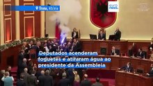 Deputados albaneses do partido da oposição acendem granadas de fumo no Parlamento