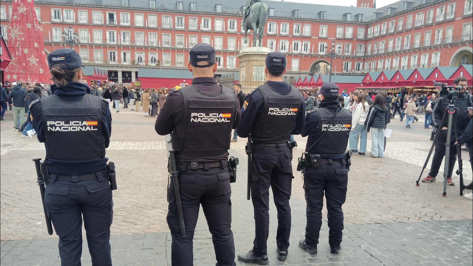 Los guías caninos de la Policía rastrean zonas de Madrid en busca de bombas o drogas
