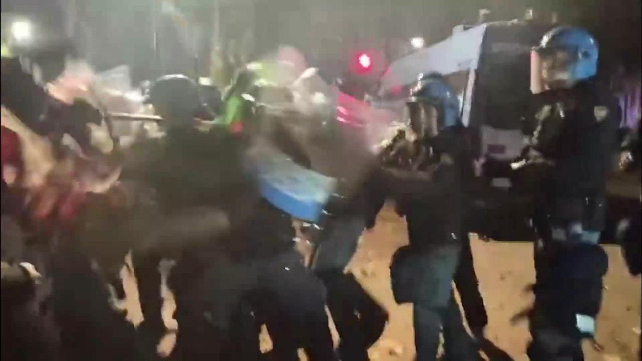 Askatasuna Torino, corteo dopo lo sgombero: i manifestanti vogliono entrare nel centro sociale. Battaglia con la la polizia