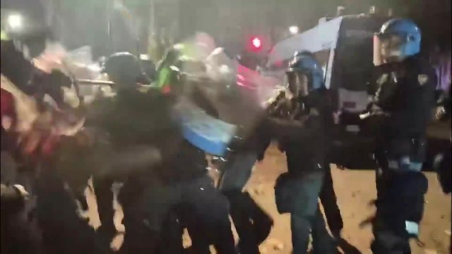 Askatasuna Torino, corteo dopo lo sgombero: i manifestanti vogliono entrare nel centro sociale. Battaglia con la la polizia