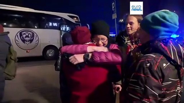 Éramos prisioneiros estrangeiros : opositores bielorrussos libertados chegam a Varsóvia