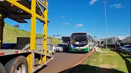 Caminhão estraga e caos é instalado no Trevo Cataratas