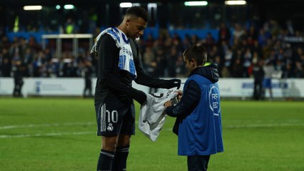 Mbappé is surprised when signing a Trent Alexander-Arnold jersey