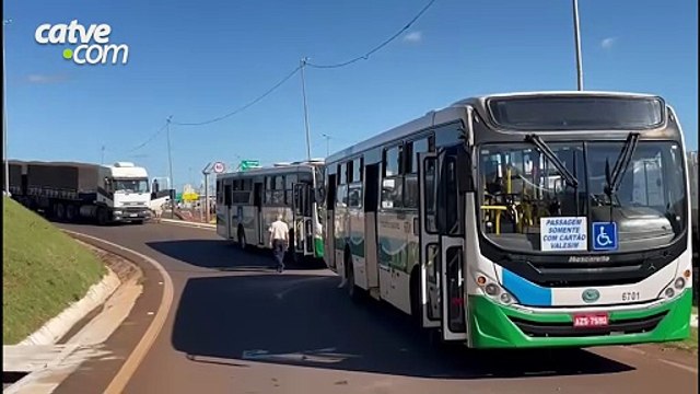 Falha mecânica em carreta causa congestionamento no Trevo Cataratas