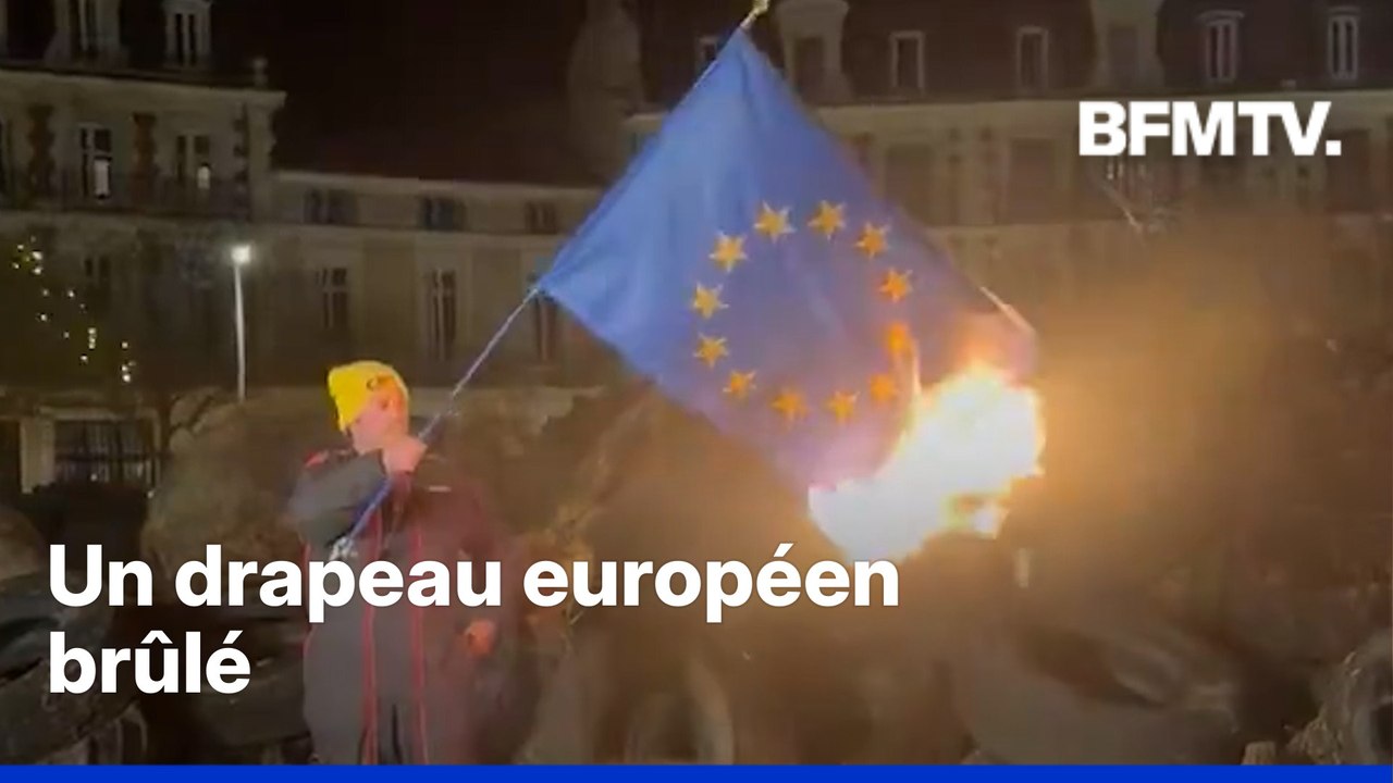 Un agriculteur de la Coordination rurale brûle un drapeau de l'Union européenne