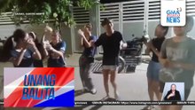 Mga nangangaroling, kaniya-kaniyang paandar sa pagkanta sa mga bahay | Unang Balita