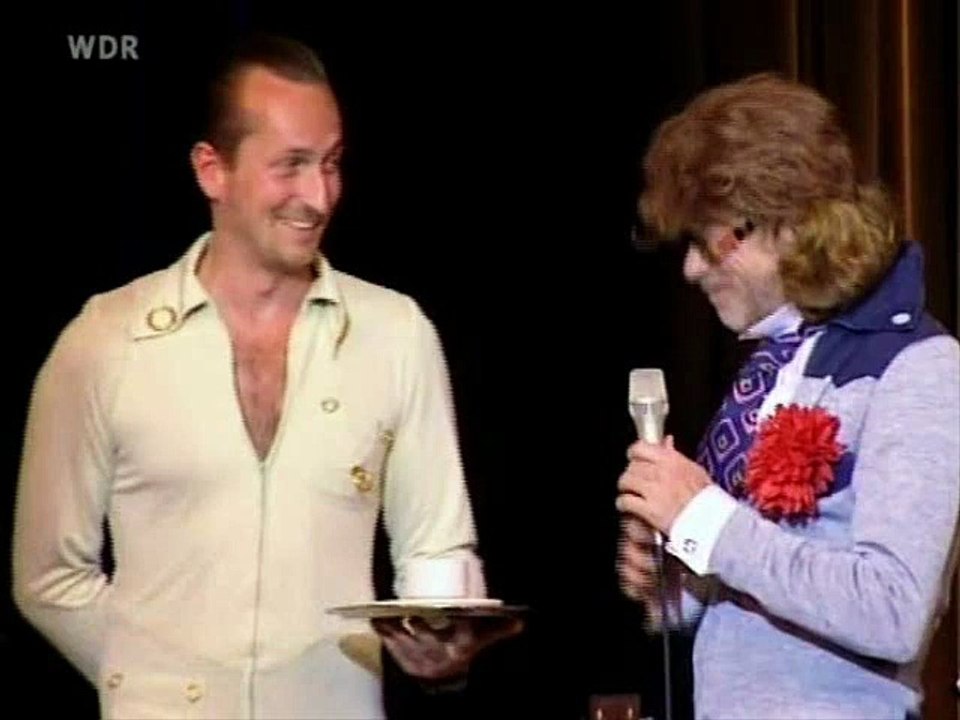 Helge Schneider simuliert einen Mikrofonausfall