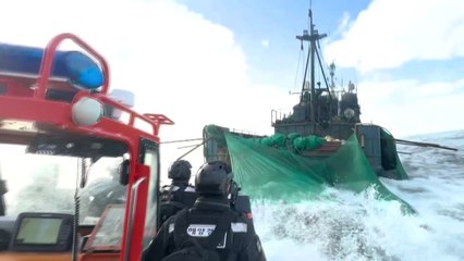 쇠창살 달고 도주한 중국어선 2척 나포 / YTN