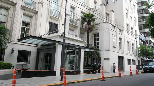 Seguidores de Cristina Kirchner se concentran en su casa tras su cirugía
