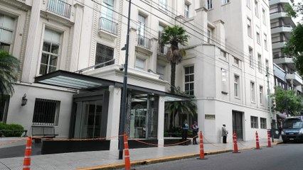 Seguidores de Cristina Kirchner se concentran en su casa tras su cirugía