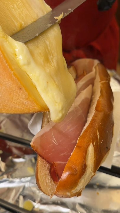 Marché de Noël de Mulhouse 🎄🎅Un marché de Noël ultra gourmand, avec raclette, fondue et gaufres de Mulhouse au sucre ou au Nutella ✨Et toi, t’as testé quel marché cette année ? 👀🎄
