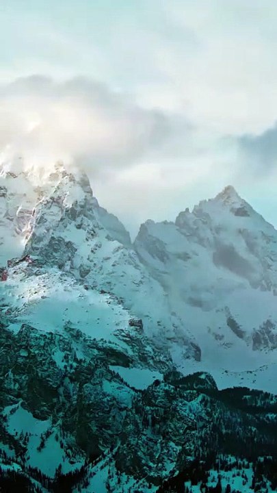 ❄️🏔️ Grand Teton, beauté figée par l’hiver Alors que la neige et la glace enveloppent Grand Teton, le parc national se transforme en un paradis hivernal aux paysages spectaculaires, où le silence et les reliefs sculptés par le froid...