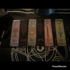 ESPADAS PELEAS BASTOS FIESTAS MONEDAS DINERO Y COPAS ÁNDENLES ENAMORADOS ME SALIERON PICOROS AUNQUE EN MI RANCHO SE LES DICE CALENTURIENTOS Y LOS SENTAMOS EN UNA BARRA DE HIELO VAN EN FILA INDIA VAN FORMADITOS MIS SOLDADITOS Y SOLDADITAS VAN EN LA COLA