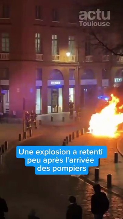 Spectaculaire feu de voiture en plein cœur de Toulouse