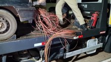 Fuga na madrugada: carro com 200 kg de fios roubados é abandonado em matagal