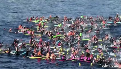 Australia, il tributo dei surfisti alle vittime a Bondi Beach