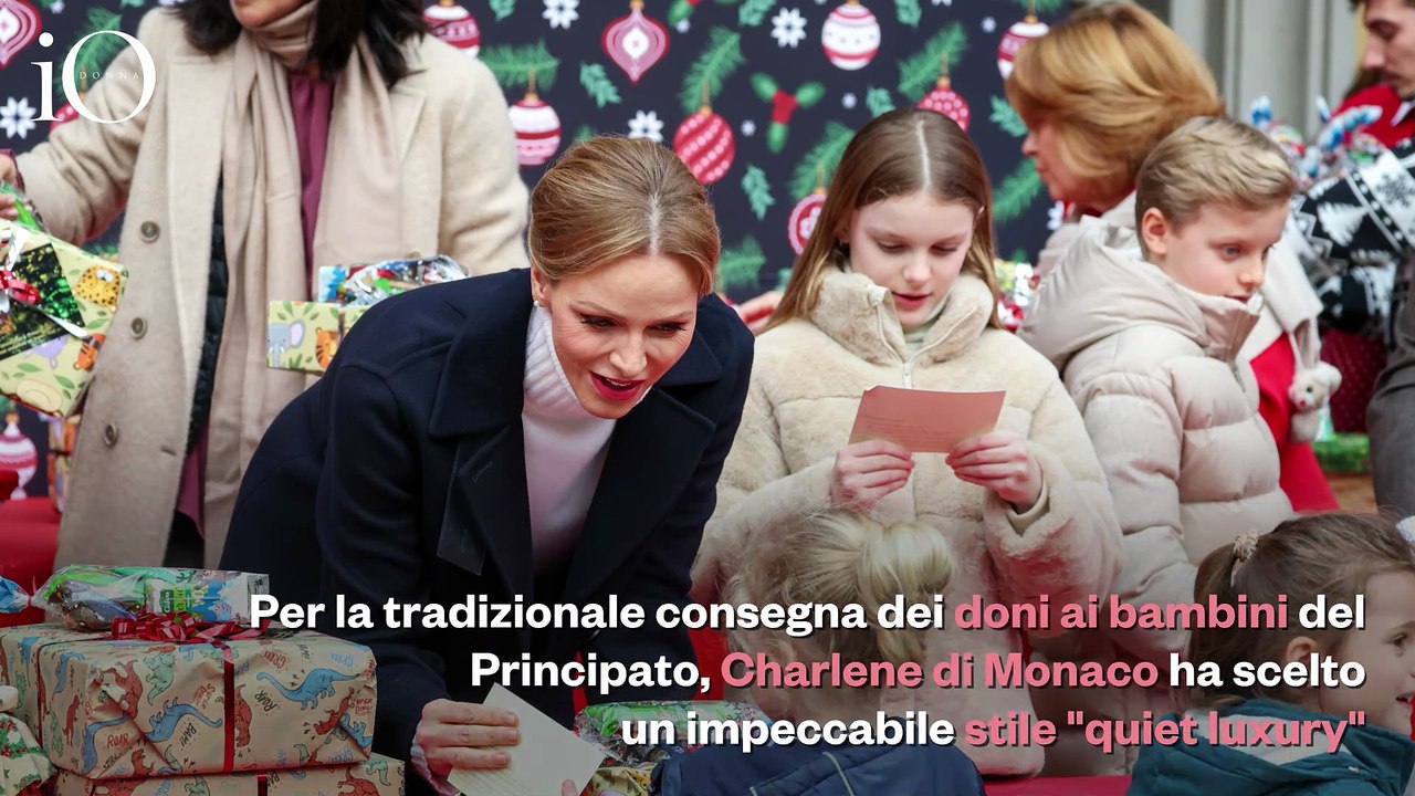 Il Natale pop di Charlene di Monaco: quando il cappotto navy incontra il rossetto fucsia
