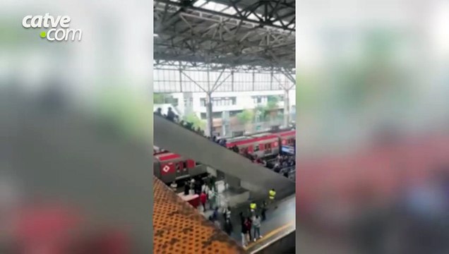 Treze passageiros ficam feridos após queda em escada rolante em São Paulo