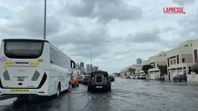 Strade sommerse, voli Emirates a rischio e chiusura di spiagge e parchi pubblici: le immagini del maltempo a Dubai