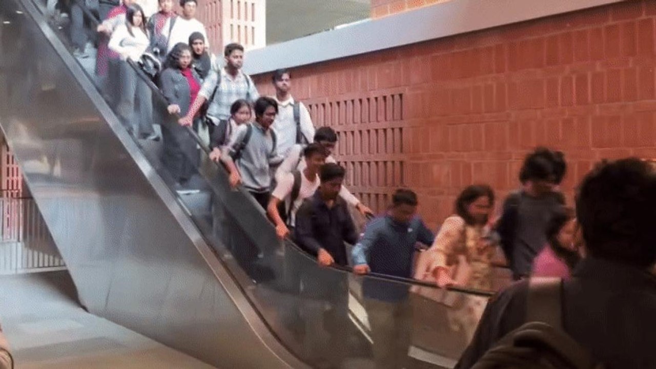 Bangladesh: studenti sfidano la scala mobile impazzita in un salto ad alta velocità